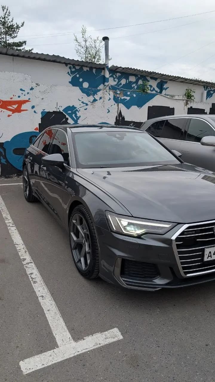 Блестящий кузов автомобиля после полировки и керамики в студии NERO